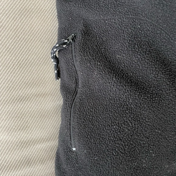 Gap fleece vest with three zipper pockets - Picture 3 of 5